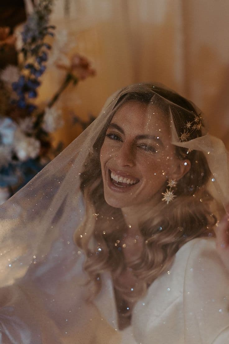 La novia con velo en un momento íntimo
