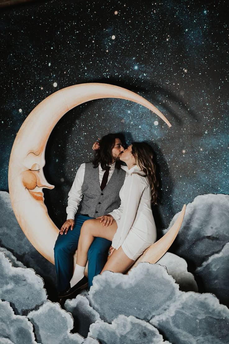 Retrato nocturno de portada bajo la luna, tema cielo estrellado